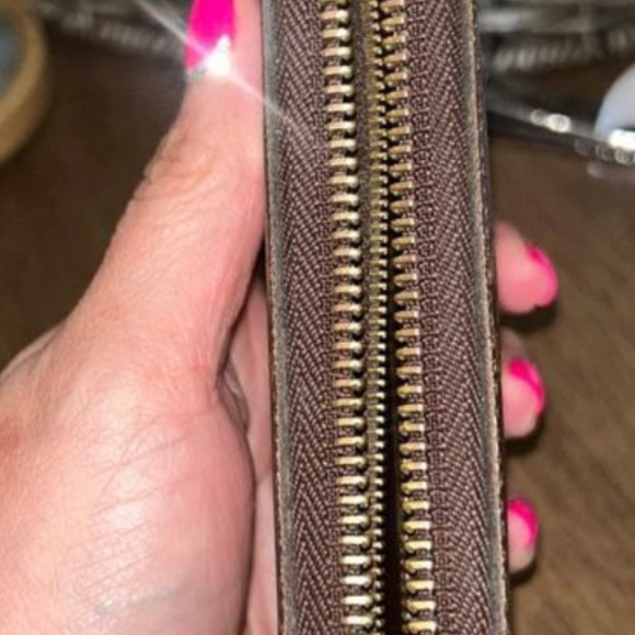 Authentic Monogram Louis Vuitton Clemence Fuscia Wallet - Picture 5 of 8